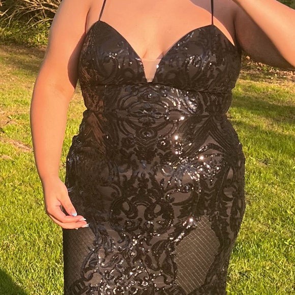 Black sequined with a plunge neckline and swoop back Amelia Couture prom dress! - Picture 4 of 4
